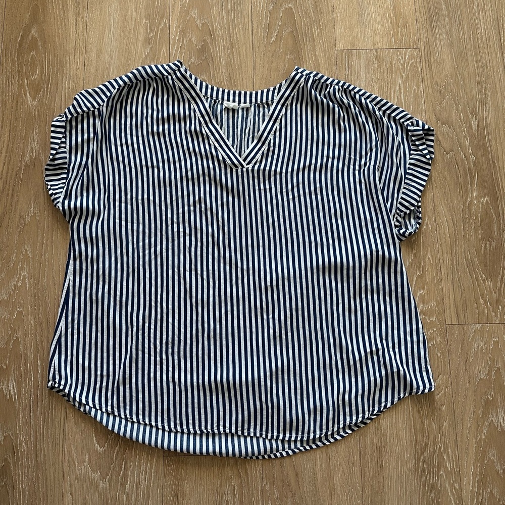 Gap XL navy and white v neck top
